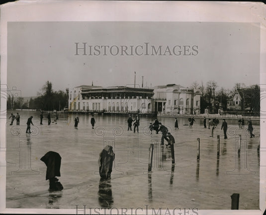 1932 Press Photo Skaeters on lakes outside Paris France - Historic Images