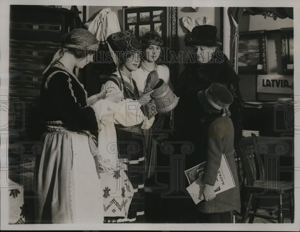 1922 Press Photo Marchioness of Salisbury at League of Nations exhibit St Albans - Historic Images