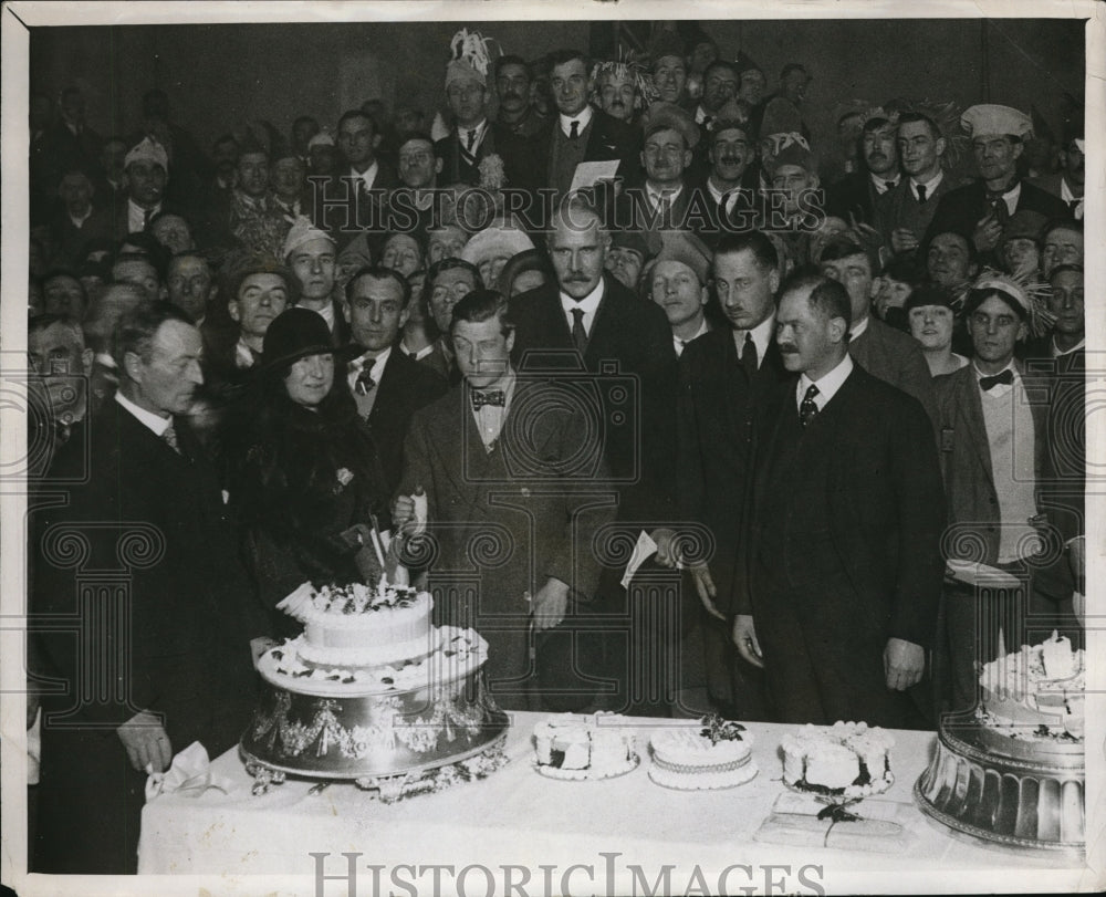 1927 Press Photo Prince of Wales Cuts Christmas Cake Royal Riding School Party - Historic Images