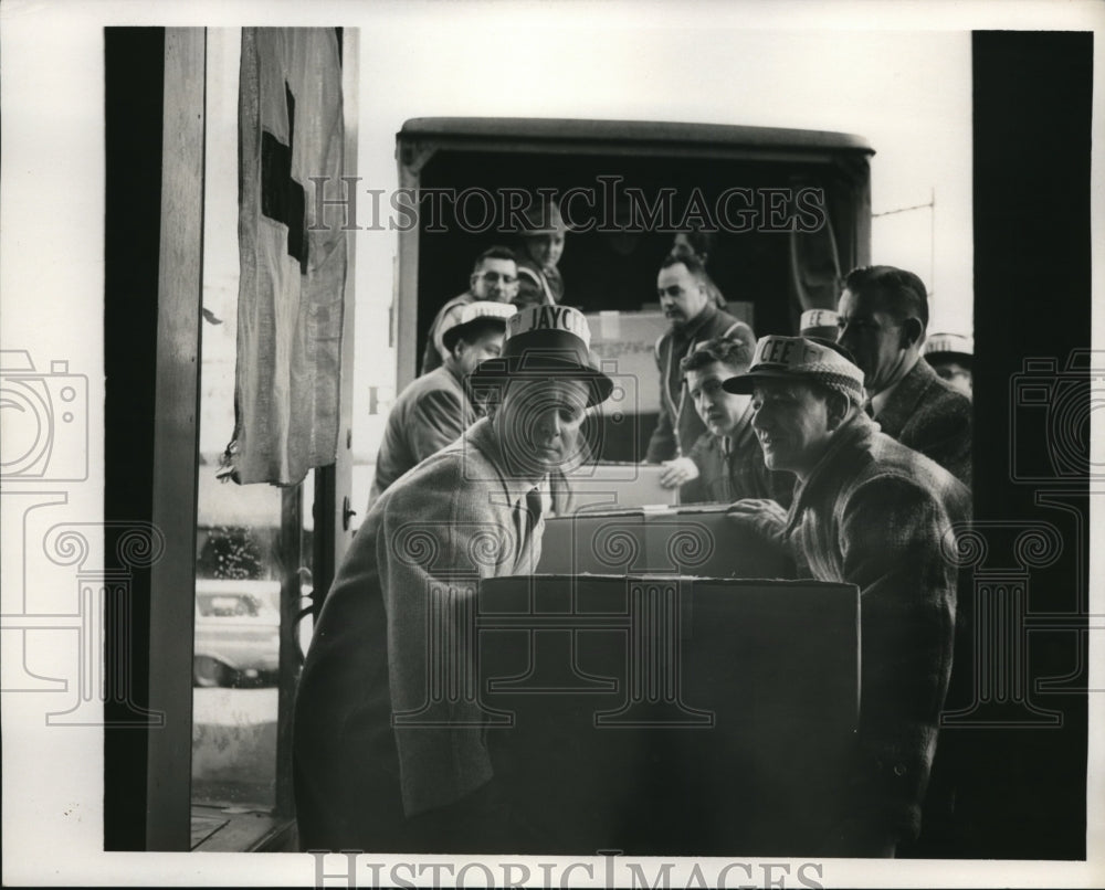 1959 Press Photo Parma and Fremont Jaycees Unload Clothing at Fremont - Historic Images