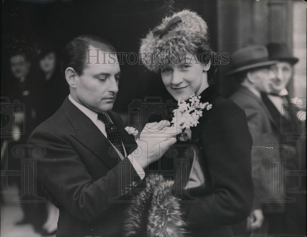 1938 Press Photo Doreen Vincy wedding to Douglas Bushnell at Caxton Hall London - Historic Images