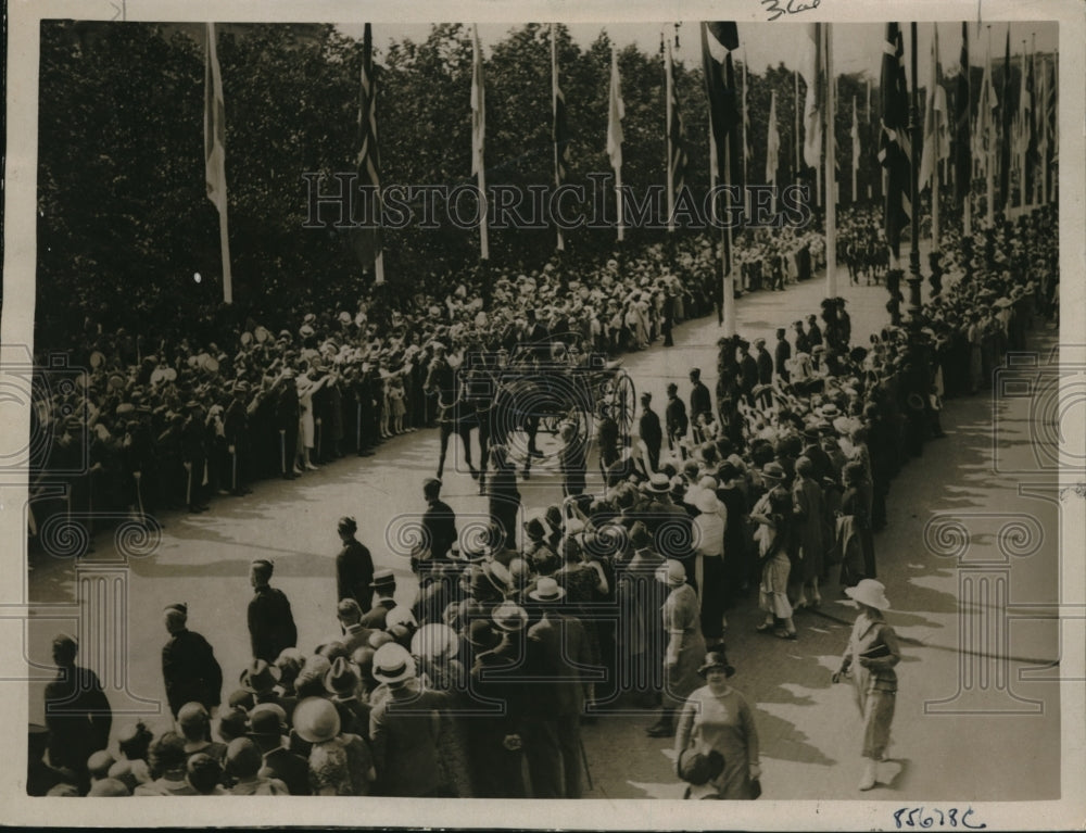 1925 Press Photo Procession to the Royal Palace at Calo where Anundson and his - Historic Images