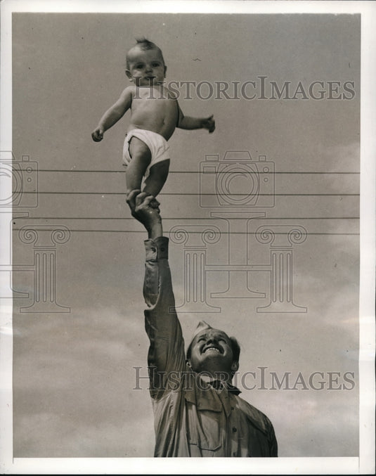 1943 Press Photo Bunky Boughton balancing on his dad's hand - Historic Images