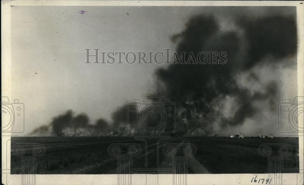 1931 Press Photo Fire in William Russell Wheat Field Grant County Kansas - Historic Images