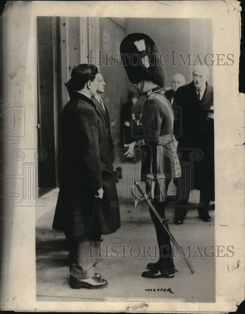 1924 Press Photo Prince of Wales , Lord Cheylesmore at Wellington Barracks - Historic Images