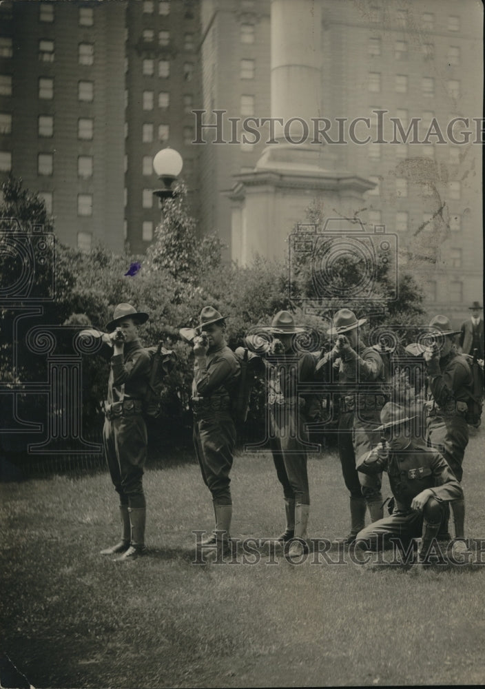 1923 Press Photo Mounties/Soldiers Pointing Guns in City Park - Historic Images