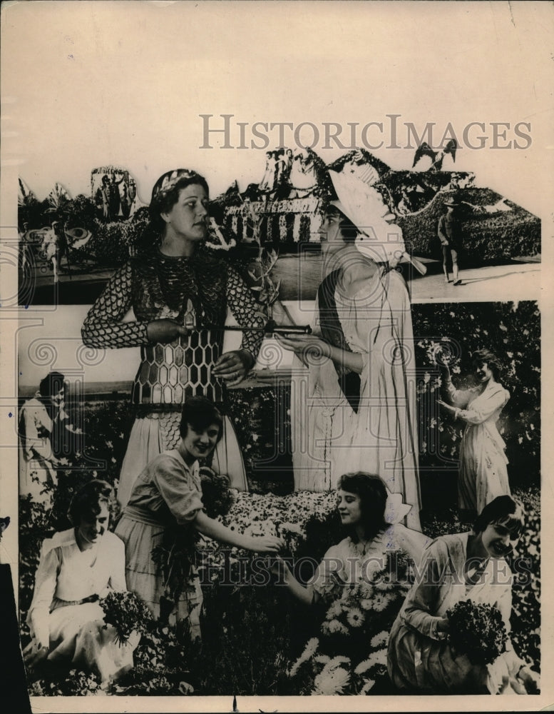 1923 Press Photo Tournament of Roses parade Victory & Peace girls on a float - Historic Images