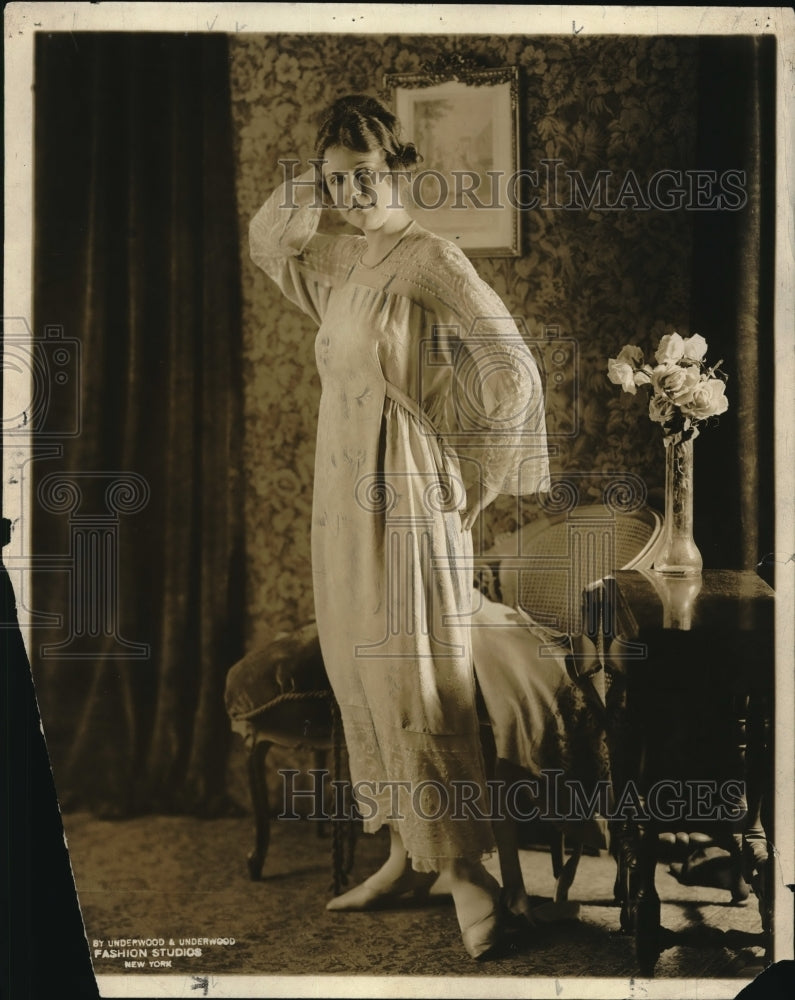 1929 Press Photo Blue taffetta &amp; cream robe &amp; nightgown - Historic Images