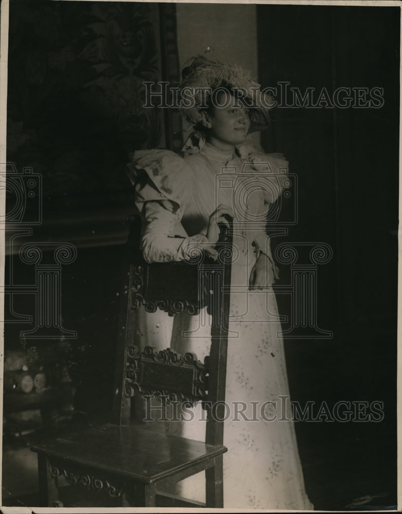 1920 Press Photo Elizabeth H Smith &amp; Grandmothers Graduation Dress Smith College - Historic Images