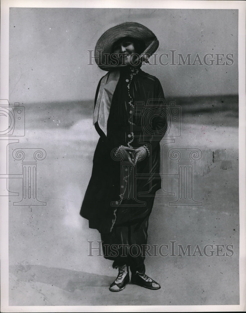 1951 Press Photo Model in a bathing suit from 1875 - Historic Images