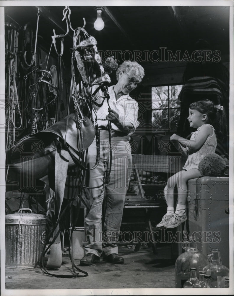 1959 Press Photo Mrs Lyon of Butler Ga &amp; child Linda  prep for horse show - Historic Images