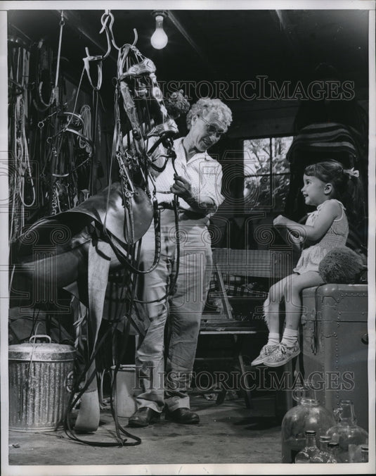 1959 Press Photo Mrs Lyon of Butler Ga & child Linda  prep for horse show - Historic Images