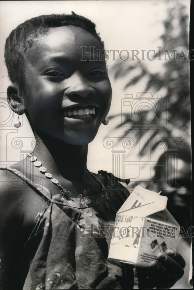 1965 Press Photo SS Hope distributes milk to children of Guinea - Historic Images