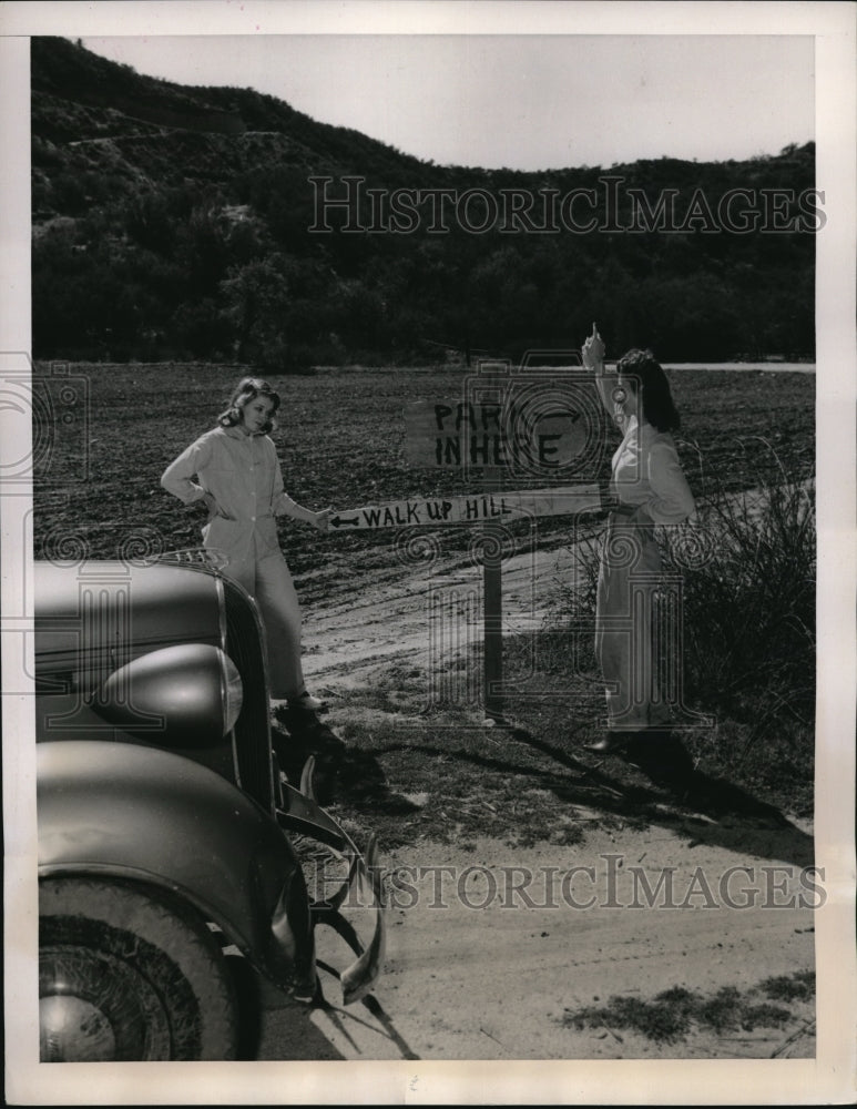 1940 Press Photo Dorothy & Rosemary  at a gold mining claim - Historic Images