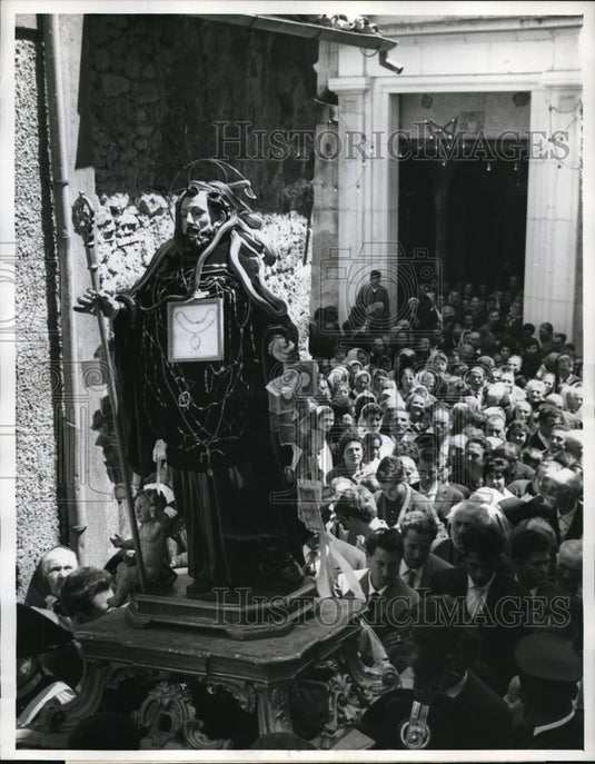 1962 Press Photo Cucullo Italy Statue of St Dominick in annual Snake Festival - Historic Images