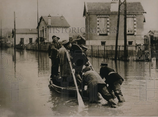 1930 Press Photo Men Pushing Housewives in Boat in Flooded French Street, Juvisy - Historic Images