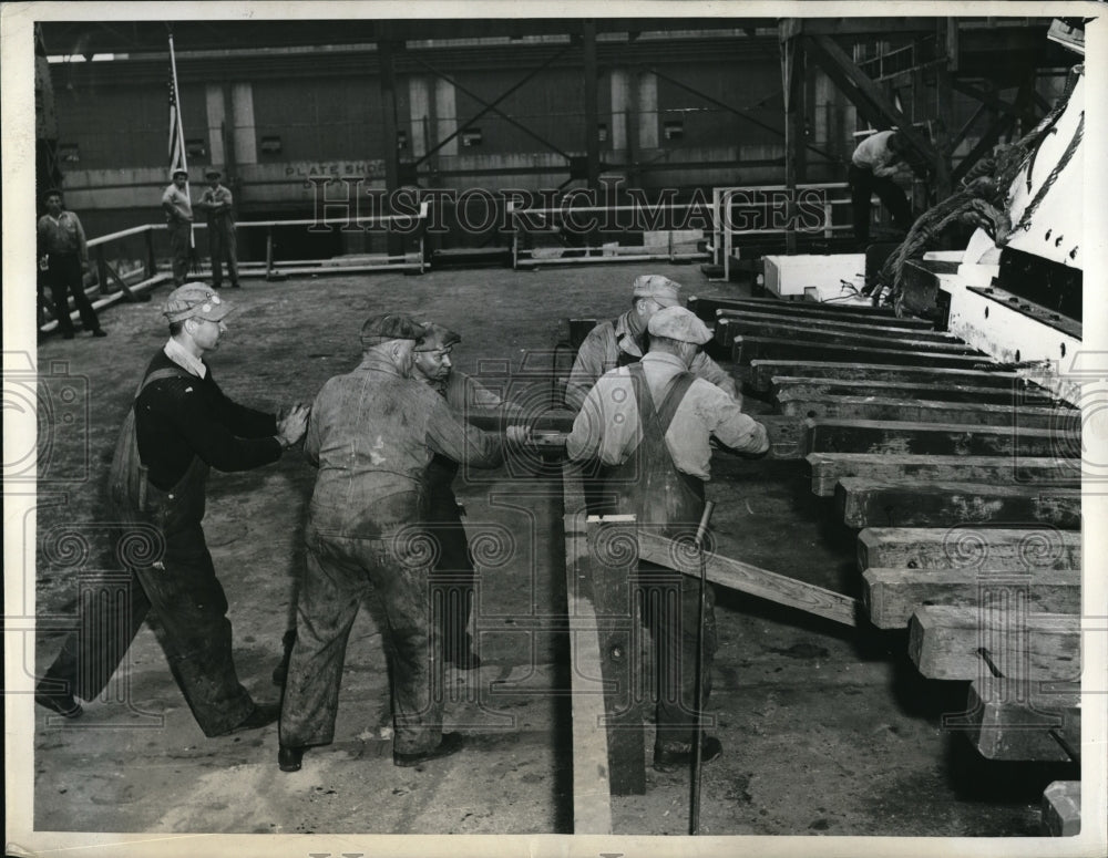 1943 Press Photo Duncan Campbell at Cargo Carrier US Steel Federal Shipyard - Historic Images