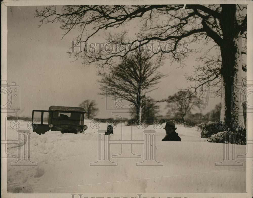 1928 Press Photo Car Almost Buried in Snow at Horsham Sussex During Blizzard - Historic Images