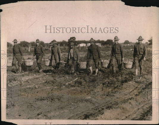1918 Press Photo Farm Workers Carrying Harvest Baskets Through Mud - Historic Images