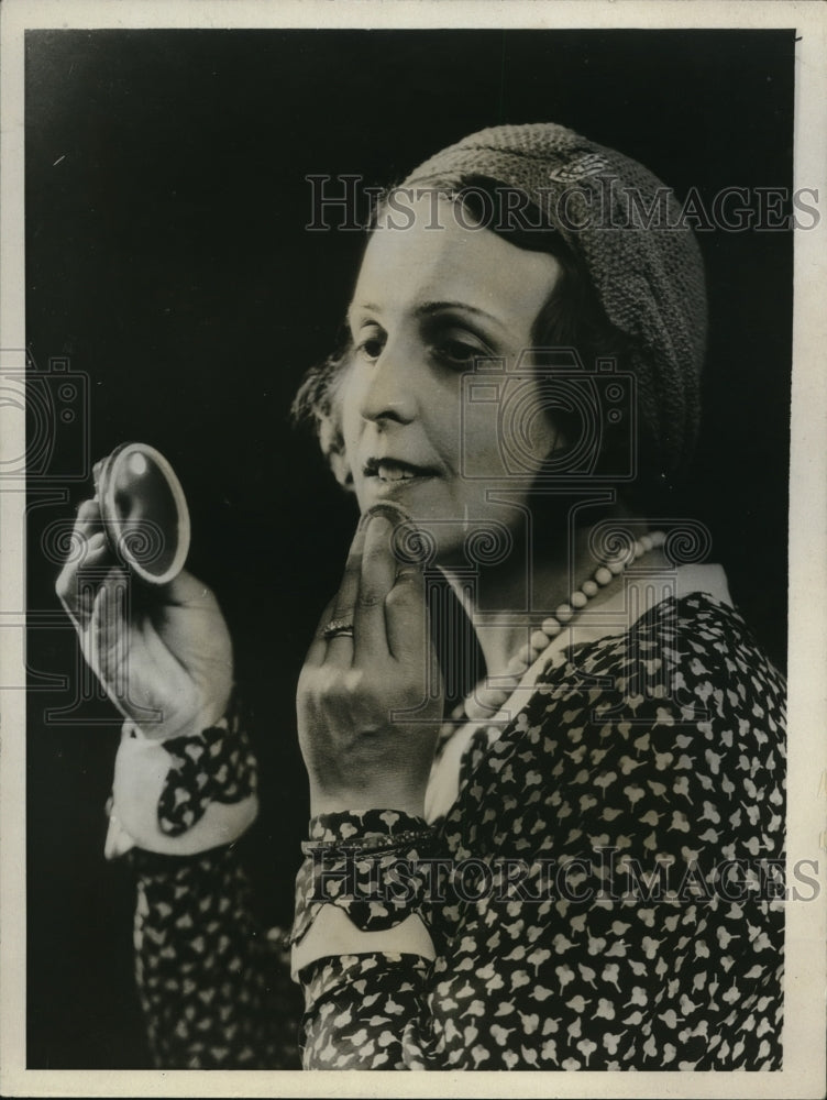 1931 Press Photo Mirror &amp; light compact for a woman to powder her face - Historic Images