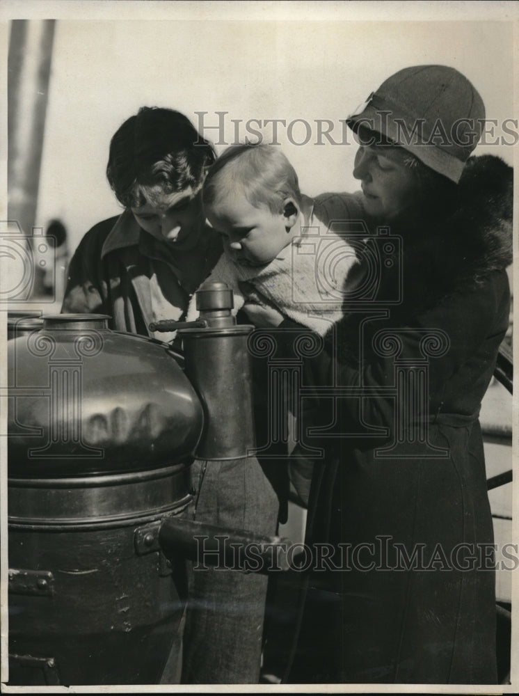 1933 Press Photo Mrs Frank Harris, Mrs Jack Harris &amp; baby on a ship-Historic Images