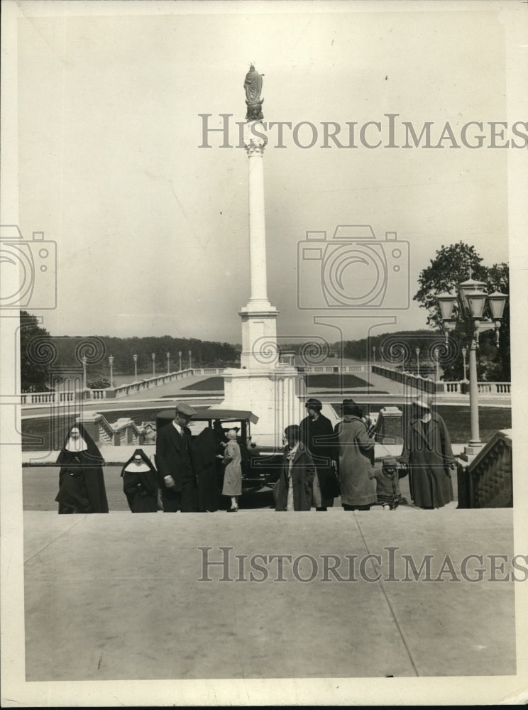 1926 Press Photo St Mary of the Lake monument with nuns Mundelien Ill - Historic Images