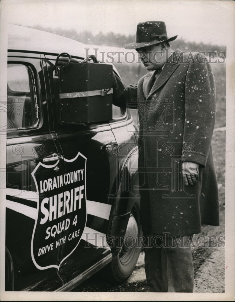 1949 Press Photo Carl Fitznegar Sheriff Lorian County with his squad car - Historic Images