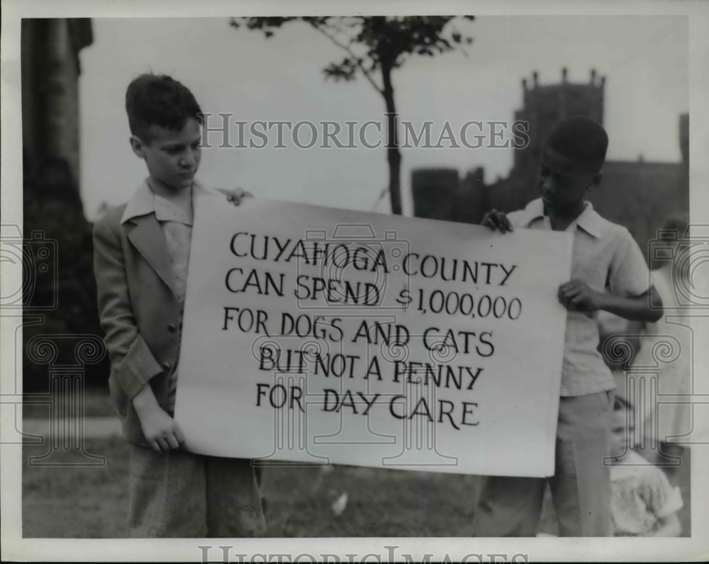 1946 Press Photo Children Holding Cuyhoga County Day Child Care Sign - Historic Images