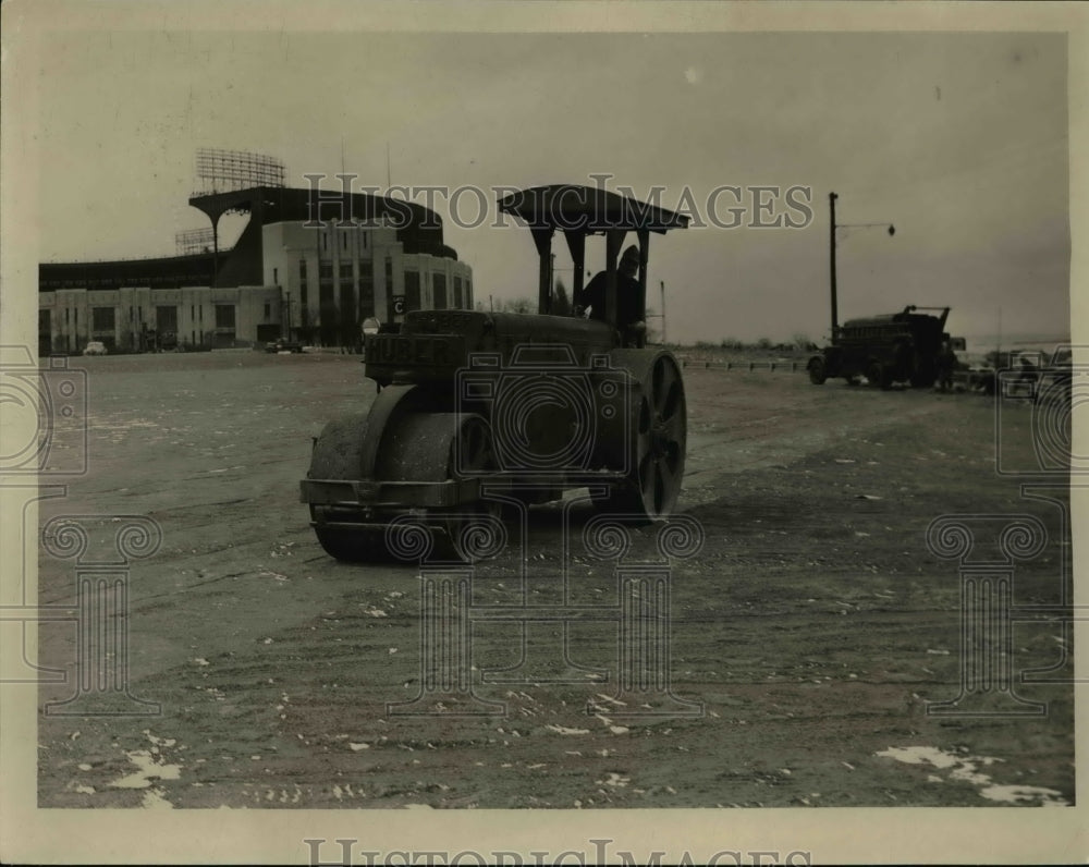 1950 Press Photo Steam Roller Machine Smoothing Stadium Parking Lot Pavement - Historic Images