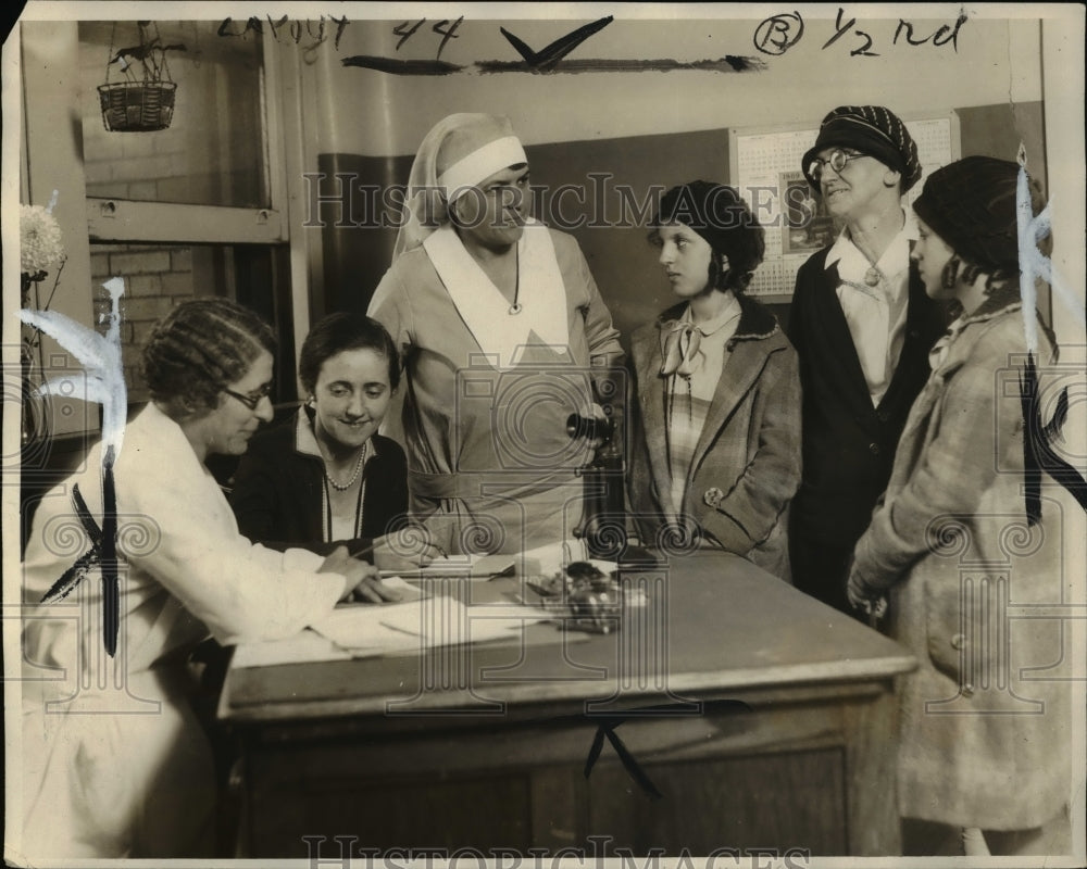 1927 Press Photo Out patient clinic Sara Newhart, Mrs McCormick, Mrs Kroesch - Historic Images