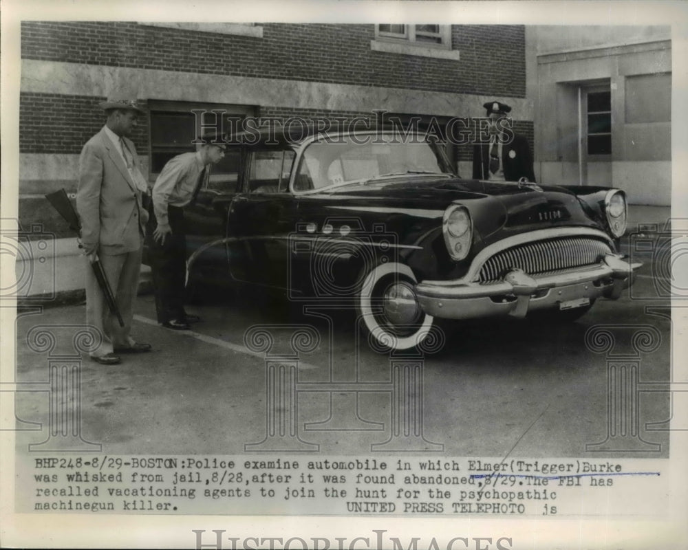 1954 Press Photo Police Examine Automobile of Suspect Elmer &quot;Trigger&quot; Burke - Historic Images