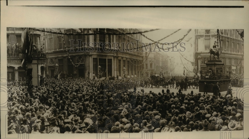 1928 Press Photo Coach Passing Crowd, Lord Mayor's Pageant Parade London - Historic Images