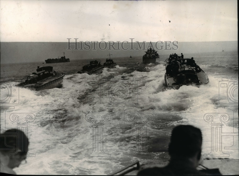 1943 Press Photo British Amphibious Troops Crossing Water in Training Craft WWII - Historic Images