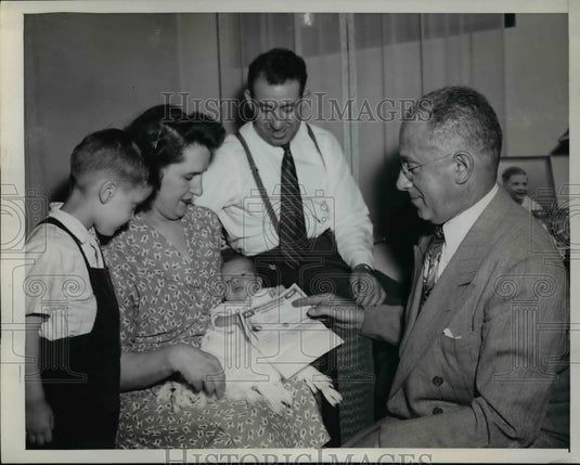 1946 Press Photo Cleveland Ohio Henry Solomon, Mr s& Mrs Emmet Fulgham ,son Jame - Historic Images