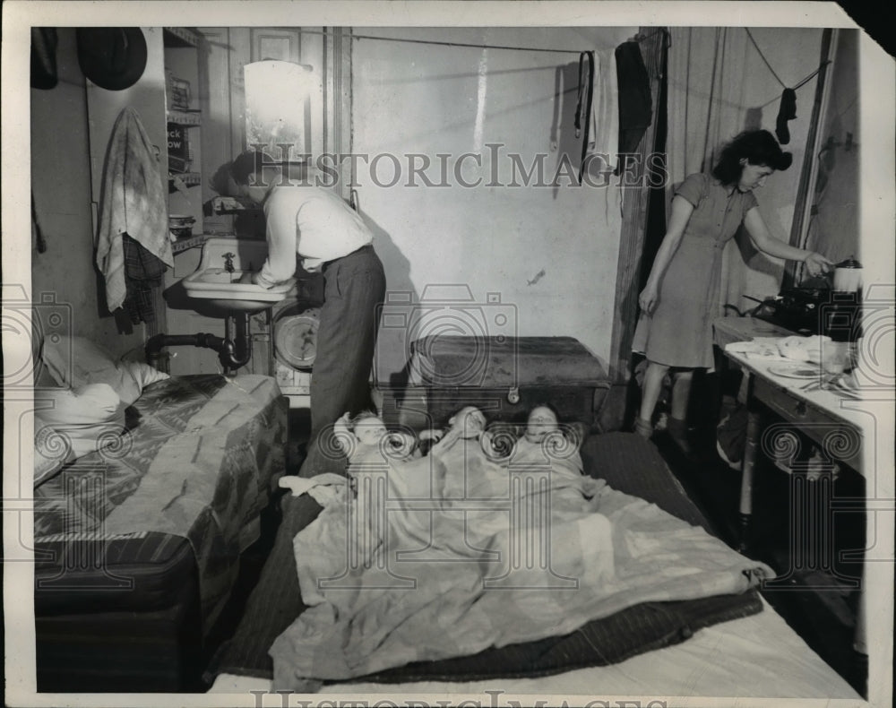 1947 Press Photo Chicago Ill.Tom &amp; Evelyn Scott &amp; 3 kids in 1 room home - Historic Images