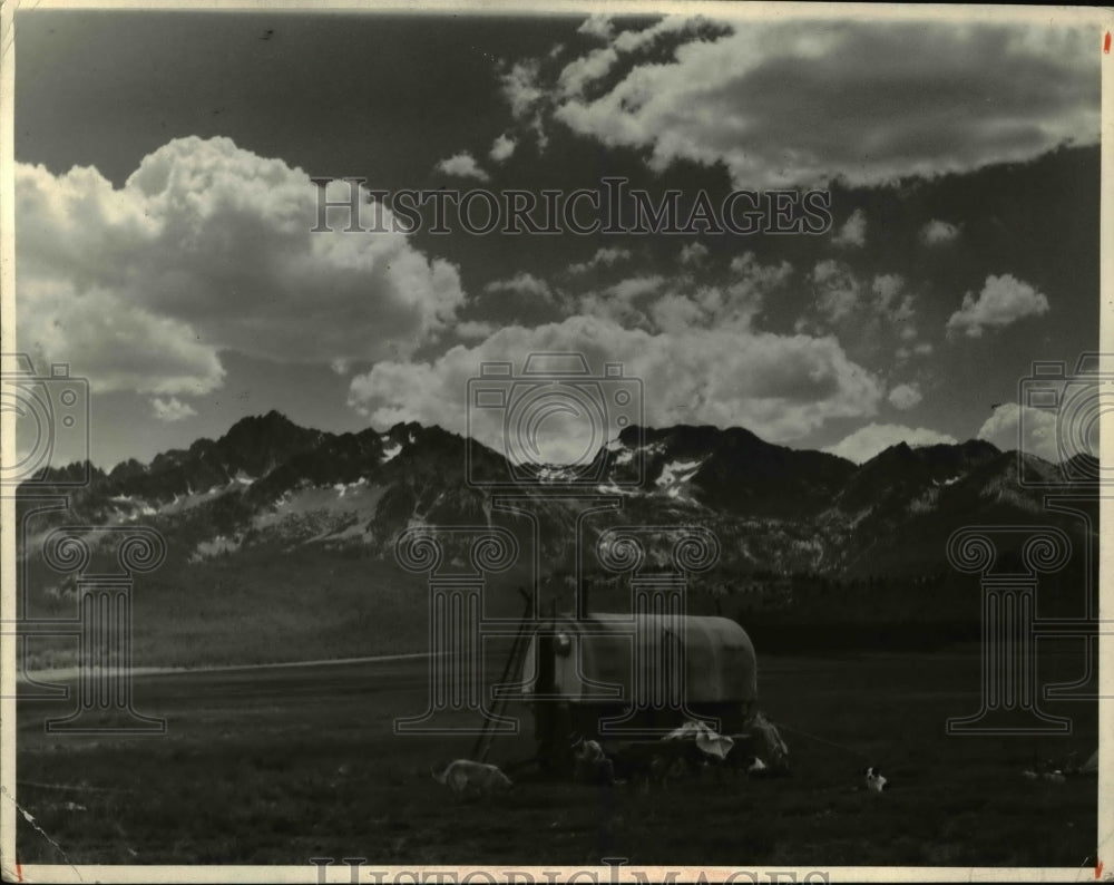 1943 Press Photo Grace Kirkpatrick  at her home on Wash. range - Historic Images