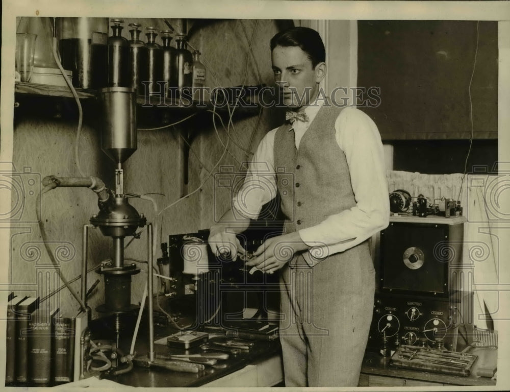 1926 Press Photo Robert Lawrence Jr &amp; gun run by electricity invention - Historic Images