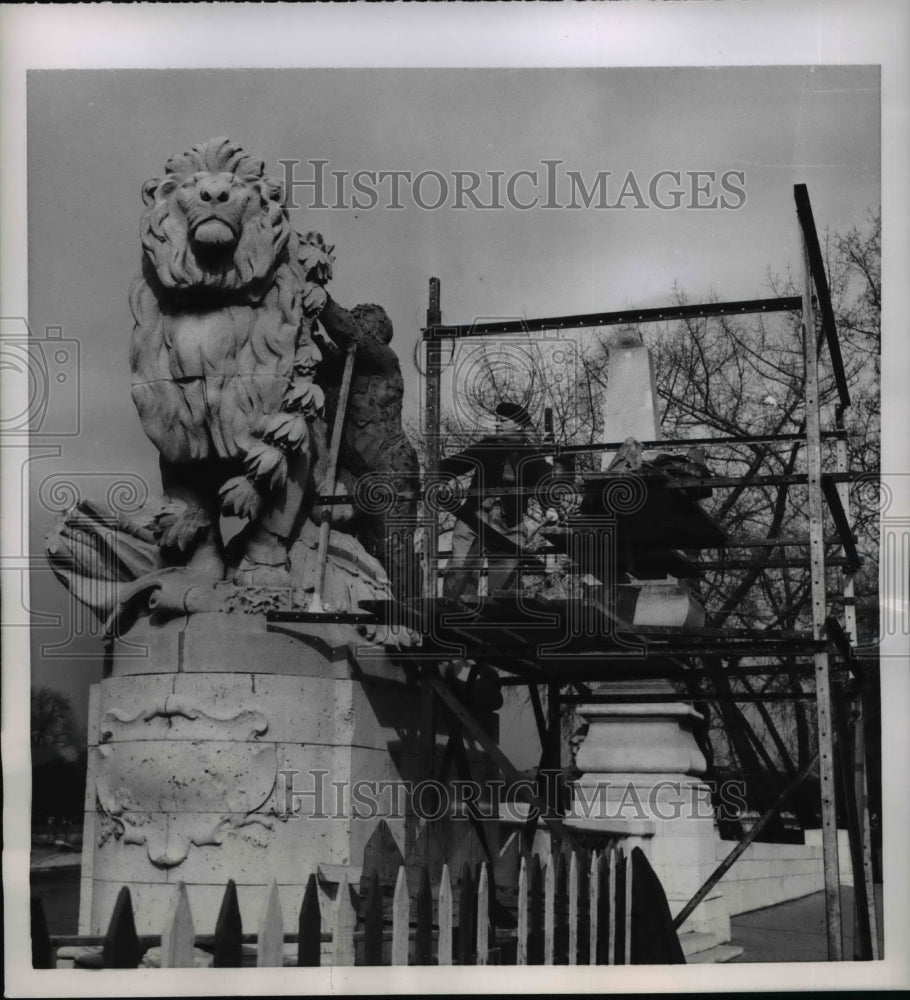 1955 Press Photo Paris France monument repaired from war damage - Historic Images