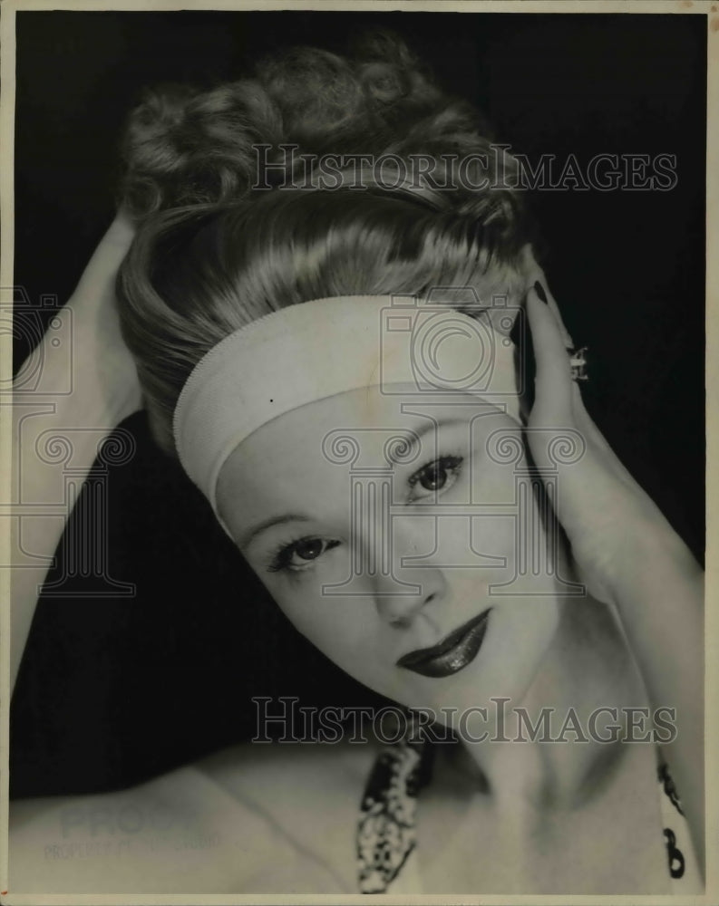 1947 Press Photo Elaine Bassett models a elastic headband - Historic Images