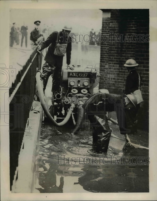 1939 Press Photo London workmen pump floodwaters from St Mary's Institute - Historic Images