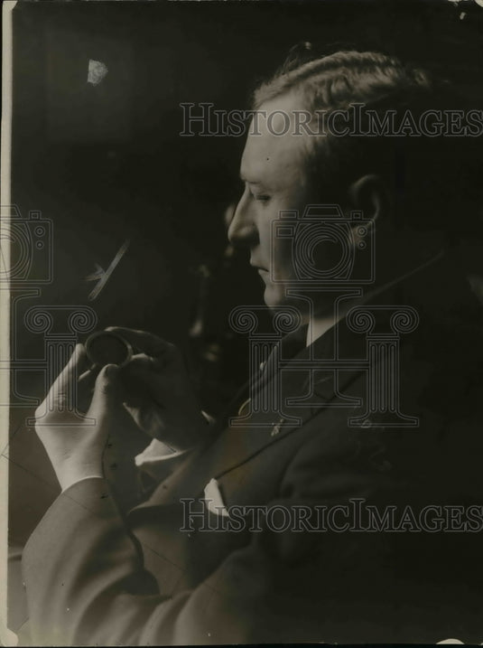 1920 Press Photo N Zihlman of MD & piece of fruitcake - Historic Images