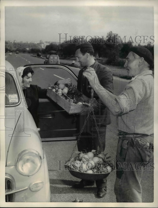 1958 Press Photo Italian Farmers Sell Fruit From Trees to Passing Motorists Rome - Historic Images