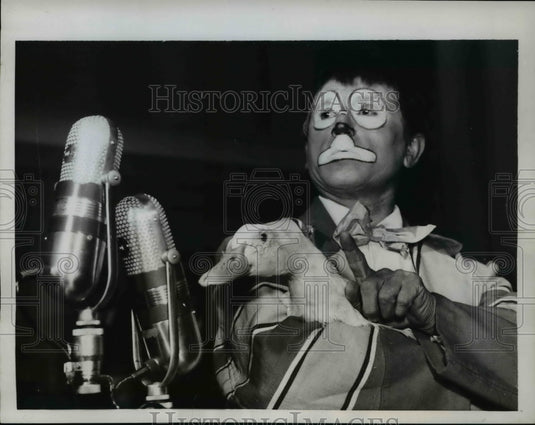 1959 Press Photo Rome Italy Singing duck & Mario Orfei the clown - Historic Images