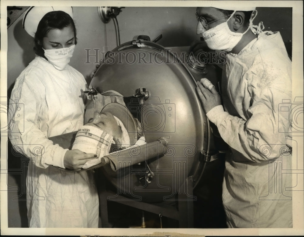 1939 Press Photo Gertrude Epstein Makes Medical History In Iron Lung - Historic Images