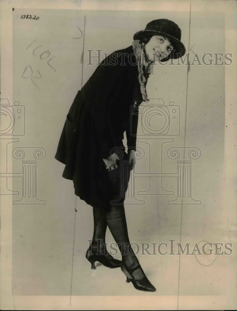 1921 Press Photo Stocking with pockets on Ruth Oswald at a show in NYC - Historic Images