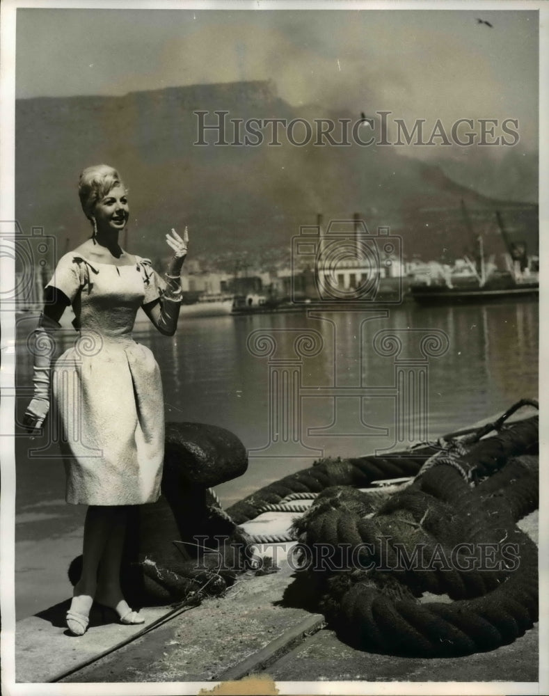 1960 Press Photo Capetown South Africa model Joan Plivier at the docks - Historic Images