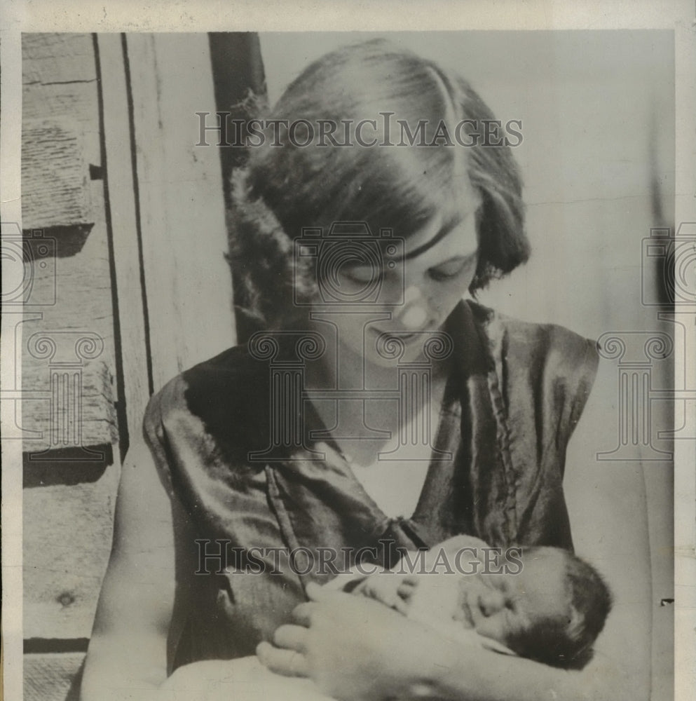 1932 Press Photo Mrs GA Henderson &amp; baby Gene of Mo win smallest baby contest - Historic Images