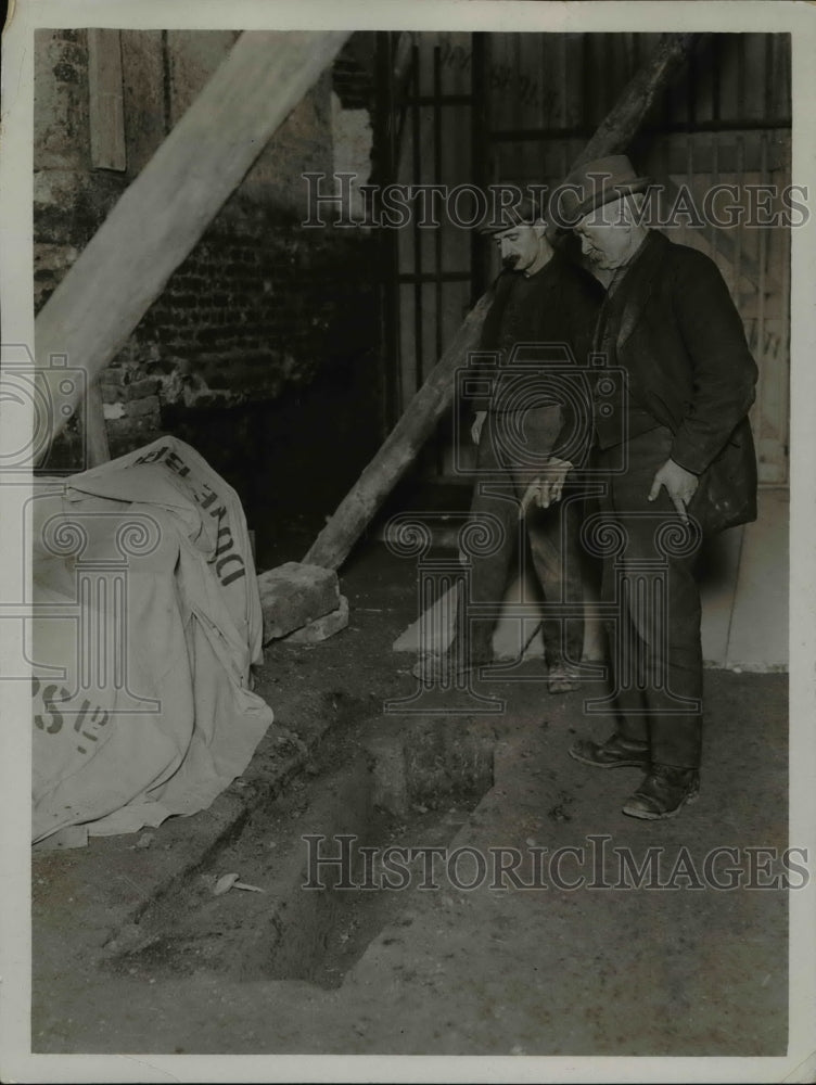 1923 Press Photo Men at St Bartholomew &amp; monks stone coffin in London - Historic Images