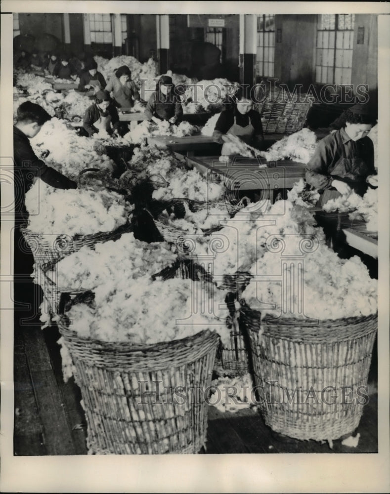 1952 Press Photo Toyko Japan  women prep raw wool at a factory - Historic Images