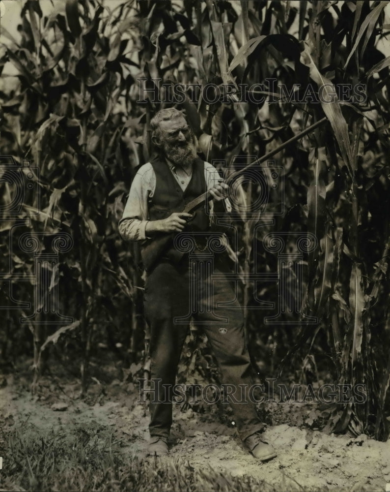 1924 Press Photo Dad Garrett at Arlington Experiment farm shooting crows - Historic Images